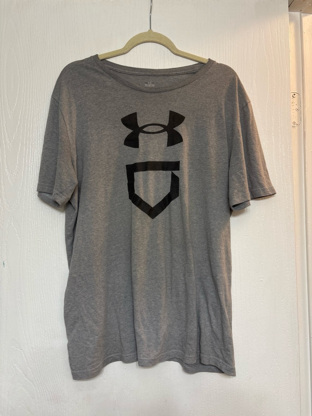 Under Armour Men’s Gray Short Sleeve Shirt with Black Logo